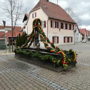Mittwoch, 29.03.2023 – Girlanden binden für den Osterbrunnen